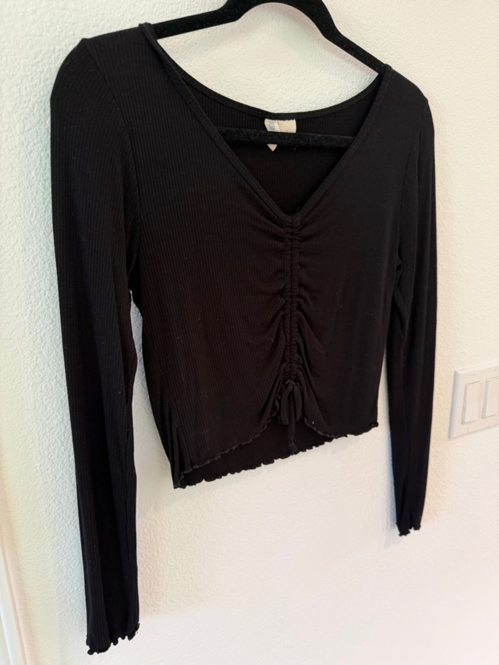 Sky and Sparrow Black Ribbed Ruched V-Neck Long Sleeve Top